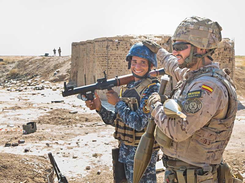 مدرب إسباني مع جندي عراقي     (صفحة مهمة العزم الصلب) 