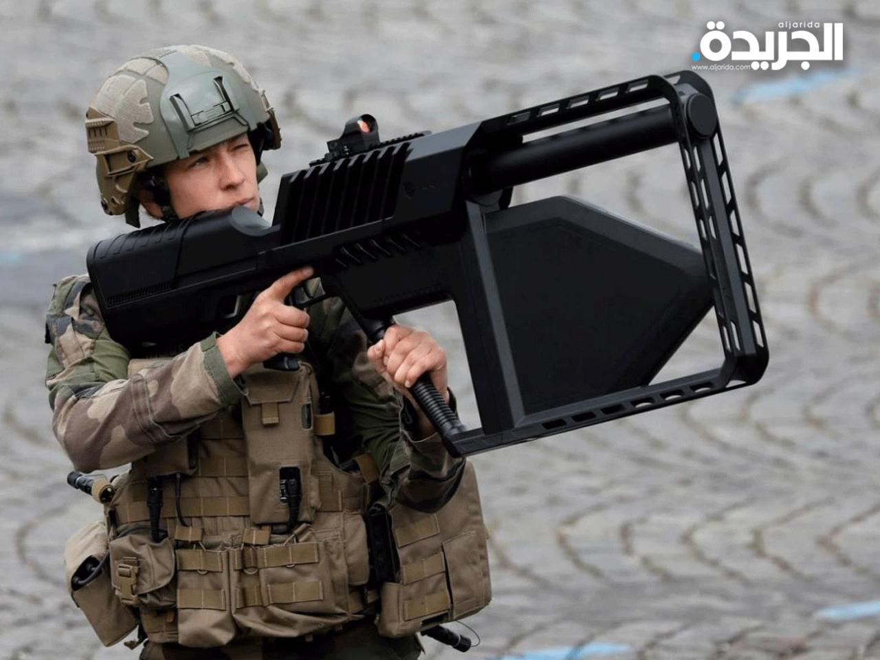 جندي أميركي يستخدم سلاحاً لاسقاط الطائرات المسيرة الصغيرة خلال تمرين سابق