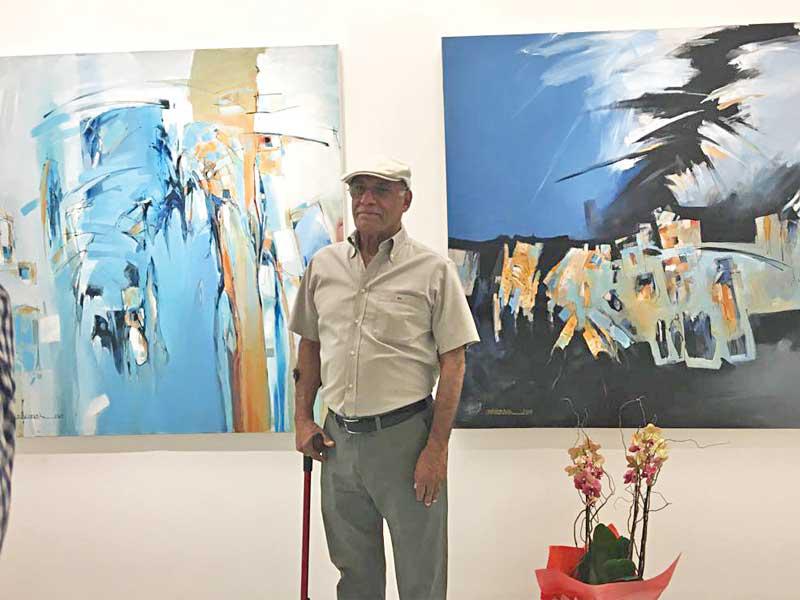 الفنان التشكيلي محمود أشكناني في معرضه 