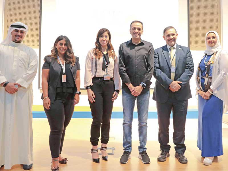 صورة جماعية للمحاضرين والقائمين على الحلقة النقاشية