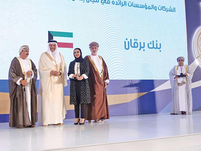 معالي الرشيد تتسلم الجائزة 