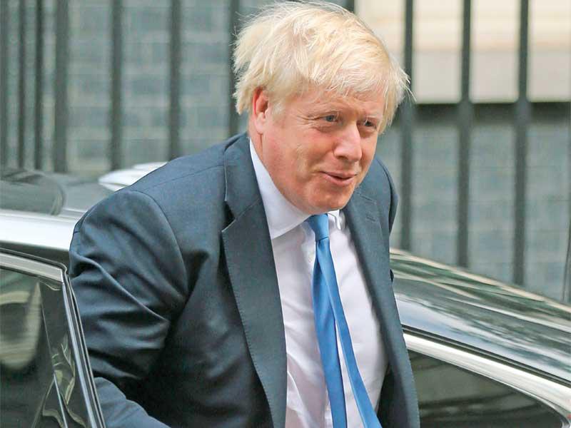 جونسون لدى وصوله إلى مقر الحكومة في لندن أمس  (أ ف ب)