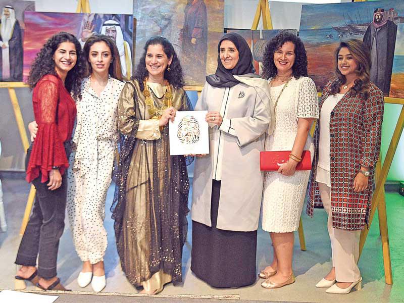 الشيخة انتصار وعايدة الصباح ومجموعة من الحاضرات