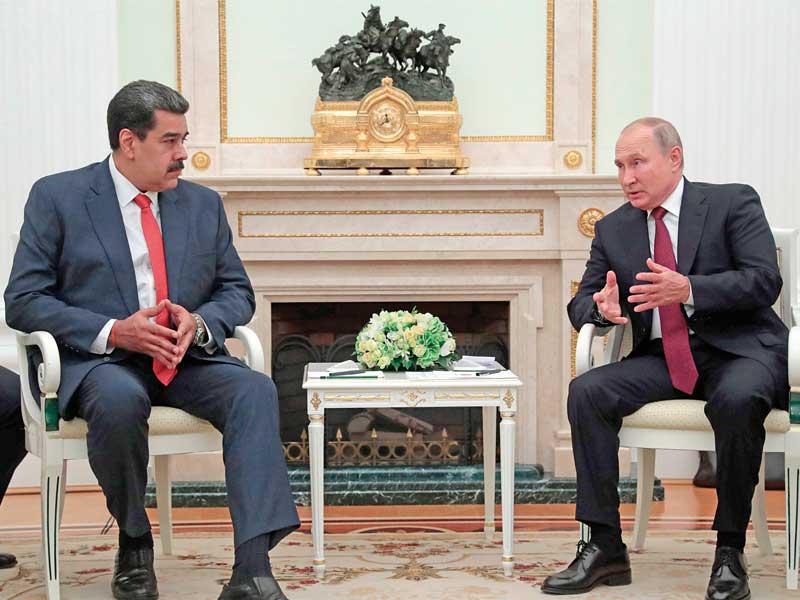 بوتين مستقبلاً مادورو في الكرملين أمس (ا ف ب)