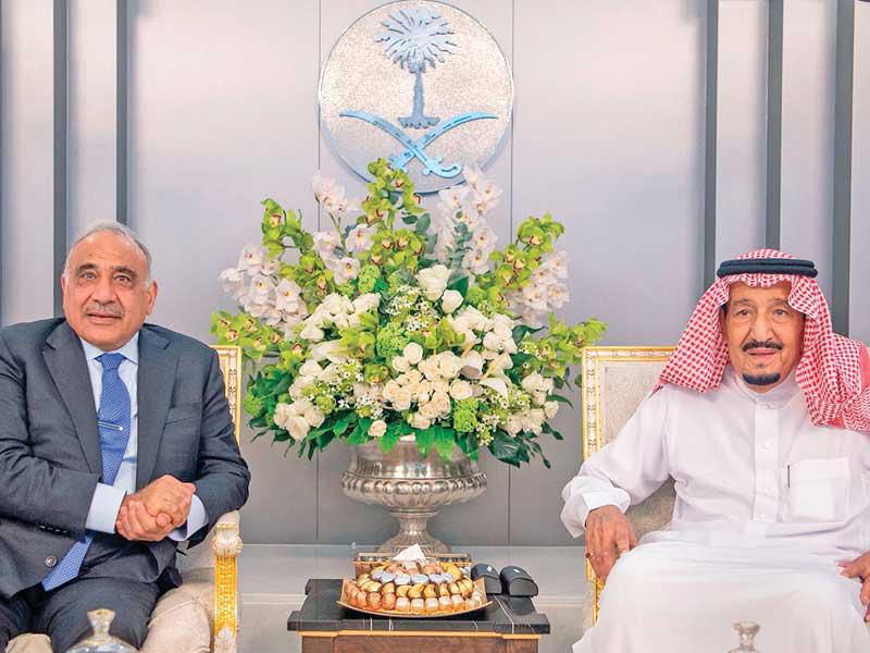 الملك سلمان مستقبلاً عبدالمهدي في جدة أمس (أ ف ب)