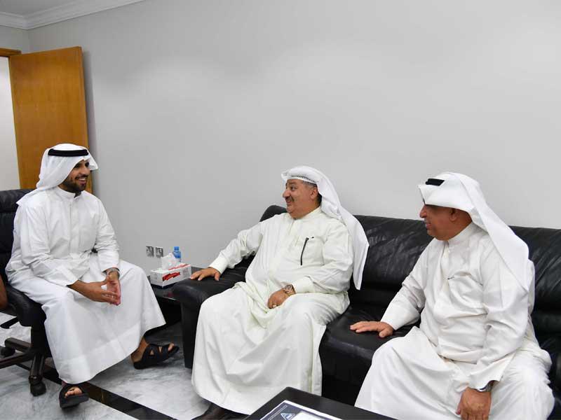 الناصر خلال لقائه مع بوخمسين وعيسى حمزة