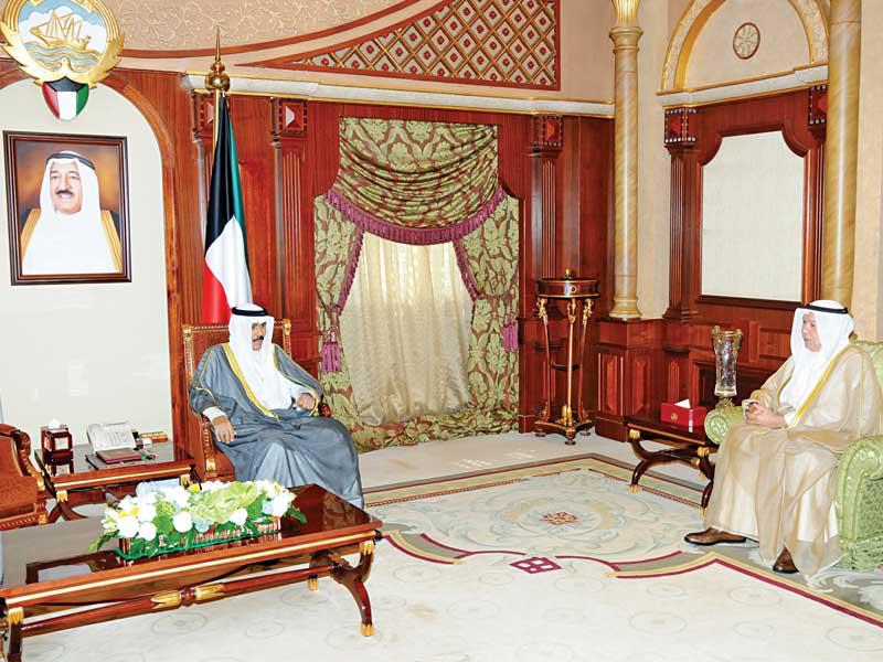 نائب الأمير مستقبلاً محافظ مبارك الكبير أمس