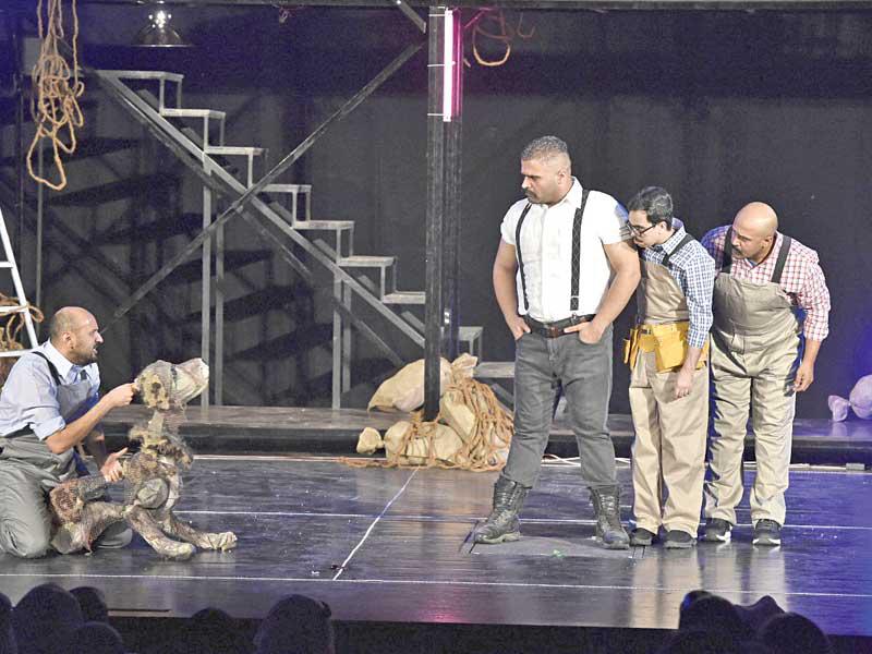 مشهد من مسرحية «عضة»