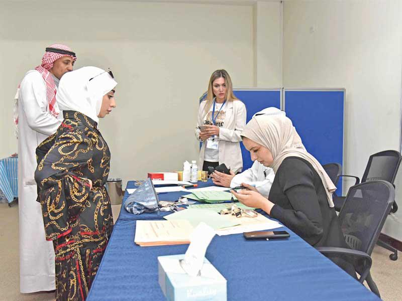 لجنة الاقتراع تدقق على قيد الطالبة