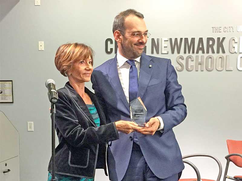 باولو بوروميتي يتسلم الجائزة