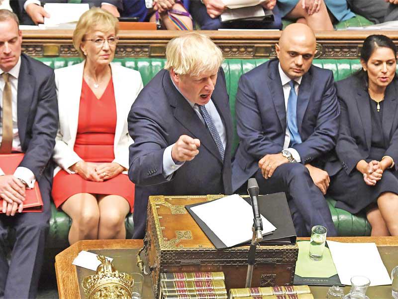 جونسون متحدّثاً بغضب أمام البرلمان في لندن أمس الأول (أ ف ب)