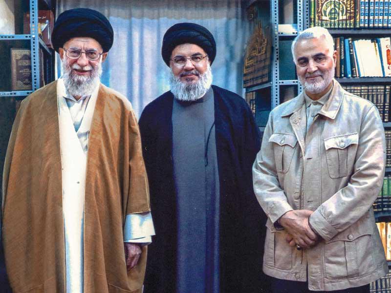 أثارت صورة نشرها موقع خامنئي تجمعه مع الأمين العام لـ «حزب الله» حسن نصرالله وقائد فيلق القدس قاسم سليماني تساؤلات حول حدوث لقاء قريب لنصرالله في طهران. «الجريدة» علمت أن الصورة تعود إلى 4 أعوام خلت وأن نصرالله لم يزر العاصمة الإيرانية في وقت قريب. 