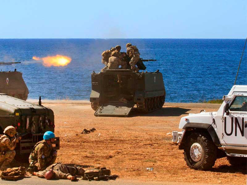 تدريبات مشتركة بين الجيش اللبناني وقوات «يونيفل» في الناقورة الجنوبية أمس الأول (أ ف ب)