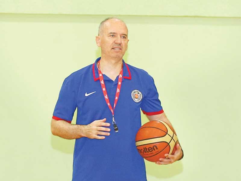 المدرب الكرواتي لمنتخب الناشئين إيدي دازليتش