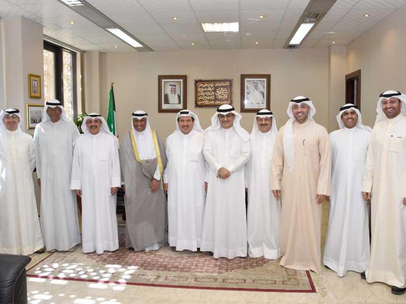 العسعوسي متوسطاً المكرمين وبعض المشاركين