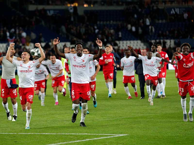 فرحة لاعبي رينس بعد الفوز على سان جرمان