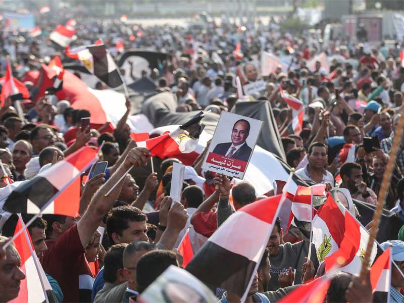 أنصار الرئيس المصري عبد الفتاح السيسي خلال تجمع حاشد في القاهرة ، مصر