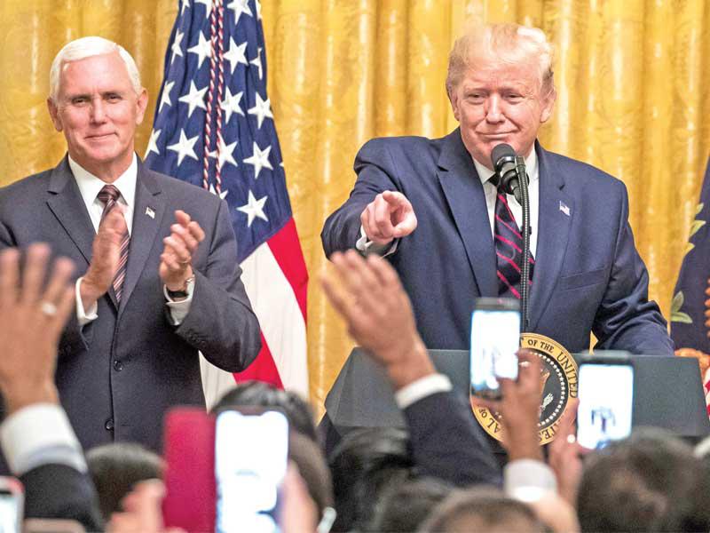 ترامب يردّ على أسئلة الصحافيين وإلى جانبه نائبه مايك بنس في البيت الأبيض أمس الأول (اي بي آي)