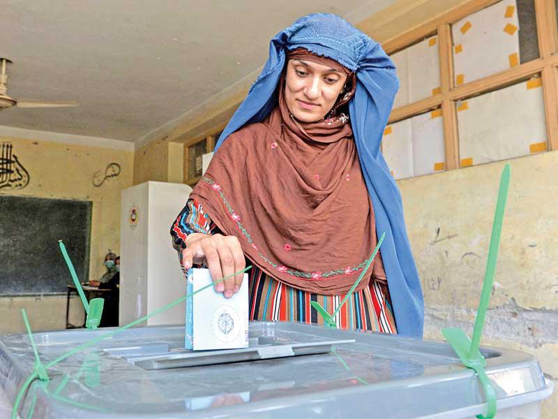 أفغانية تقترع في جلال أباد أمس      (أ ف ب)