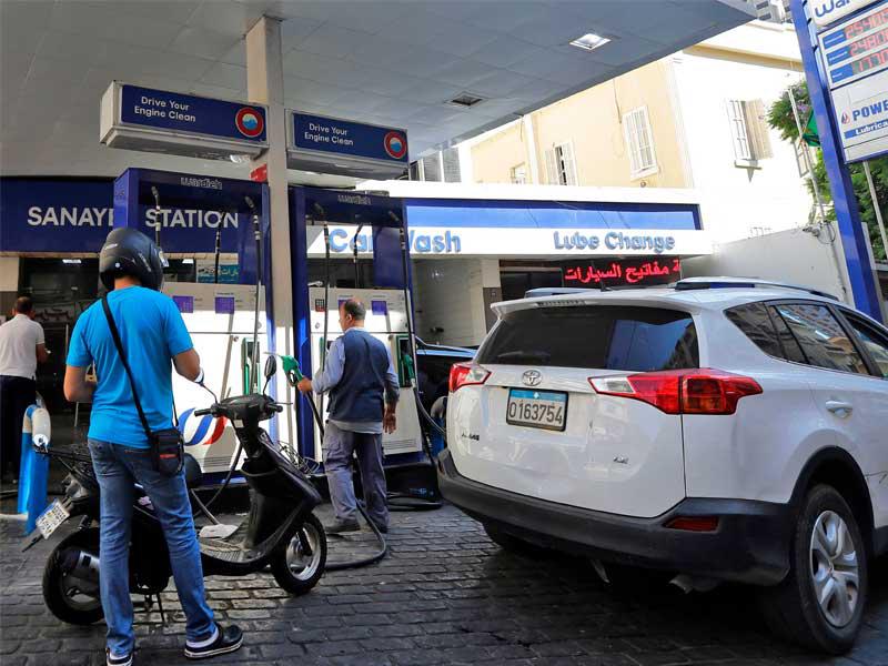 سائقي السيارات يملأون محطة بنزين في العاصمة اللبنانية بيروت