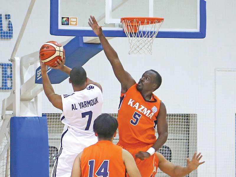 صراع تحت السلة في مباراة كاظمة واليرموك