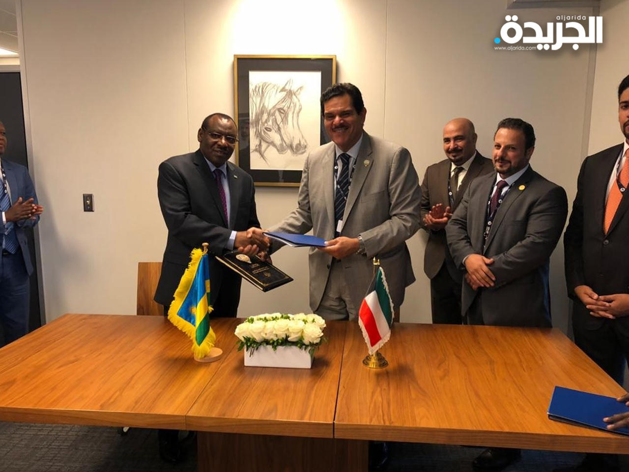  الشيخ سلمان الحمود الصباح اثناء توقيع الاتفاقية 