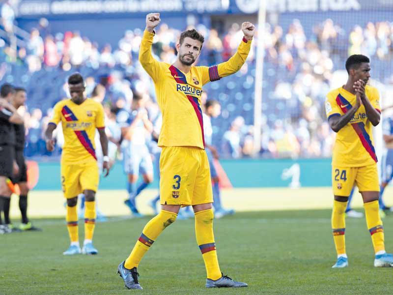 بيكيه يحيي الجماهير عقب الفوز