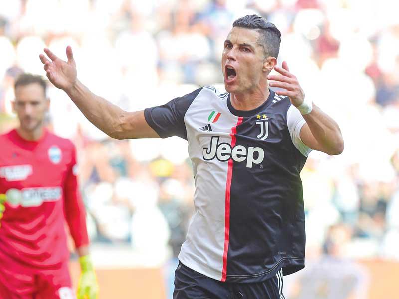 رونالدو يحتفل بهدفه