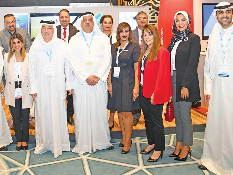 مسعود حيات وماجد العجيل ورائد الهقهق في لقطة جماعية بجناح البنك في المؤتمر