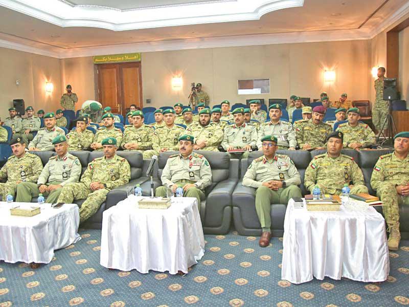 الفريق الرفاعي وكبار القادة يتابعون خطة تدشين المشروع