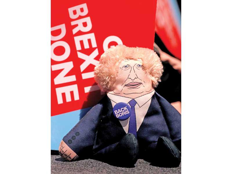 لعبة تجسّد جونسون معروضة في مؤتمر المحافظين بمانشستر أمس (رويترز)