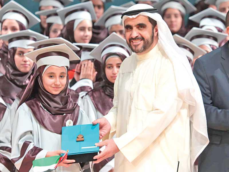 الصميط مكرماً بعض الخريجات