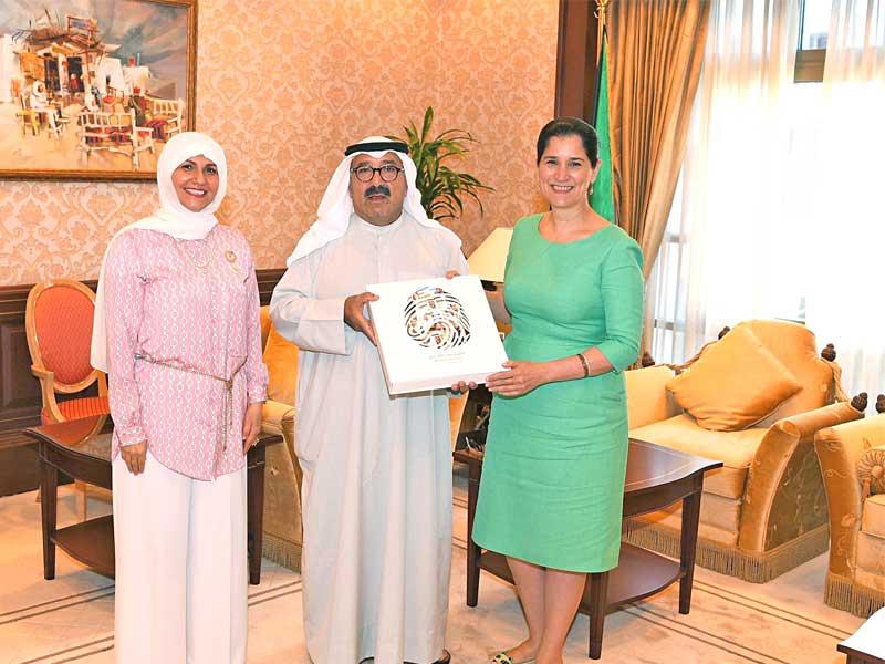 رئيس الوزراء بالإنابة مستقبلاً انتصار العلي ورقية حسين