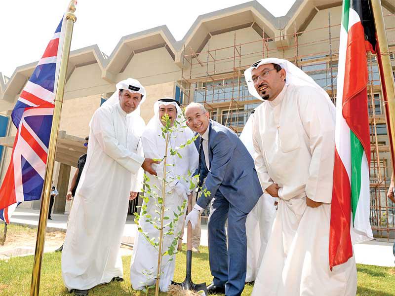 السفير البريطاني خلال غرس الشجرة 