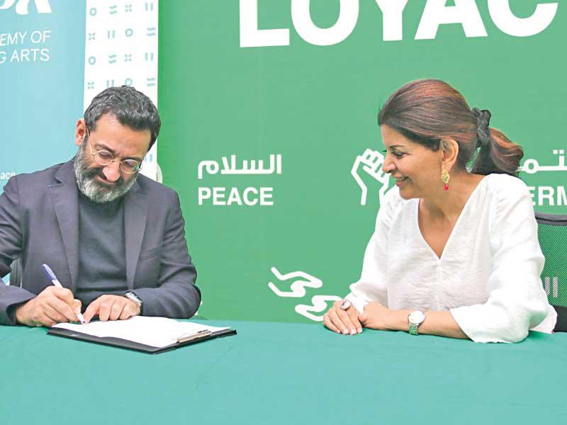 جورج خباز يوقع العقد بحضور فارعة السقاف 