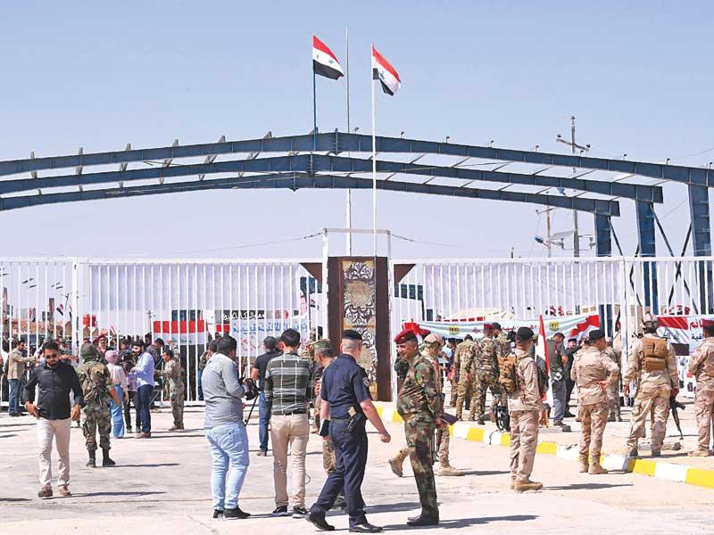 انتشار لقوات الأمن العراقية على المعبر الحدودي مع سورية أمس (أ ف ب)