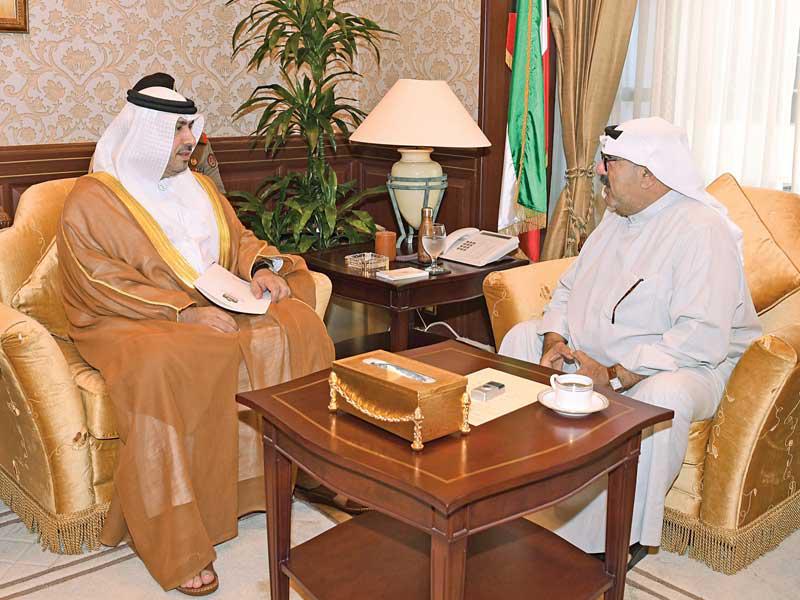 ناصر الصباح مستقبلاً سفير الإمارات أمس