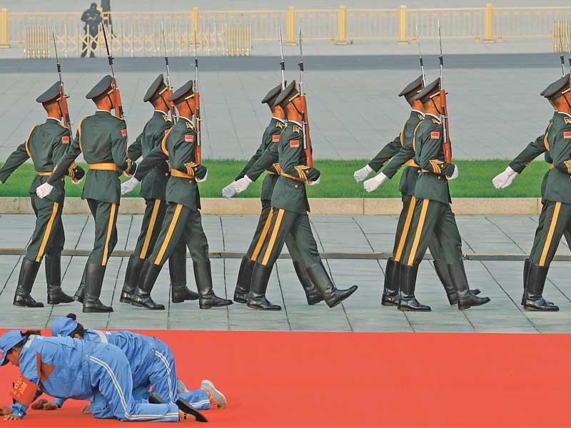 جنود يتدربون على الاستعراض في بكين أمس (رويترز)