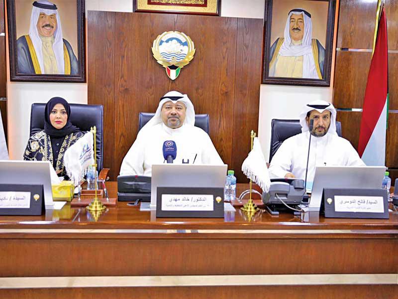 مهدي متحدثاً في ورشة العمل