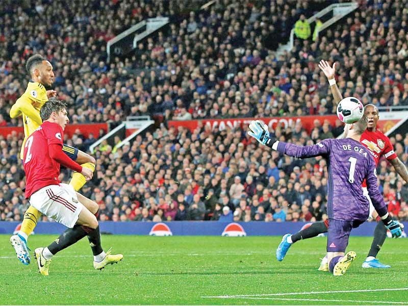 أوباميانغ نجم أرسنال يحرز هدفاً في مرمى مانشستر يونايتد