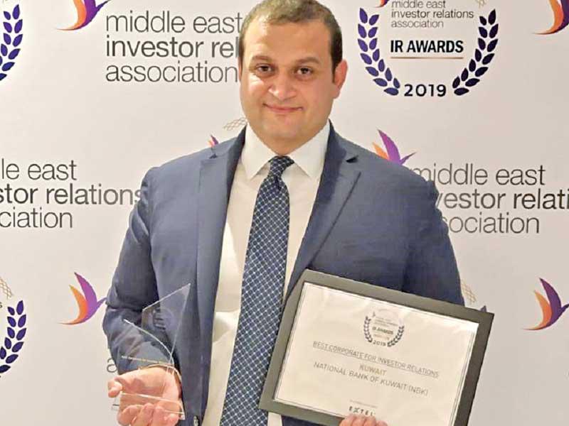 أمير متسلماً الجائزة