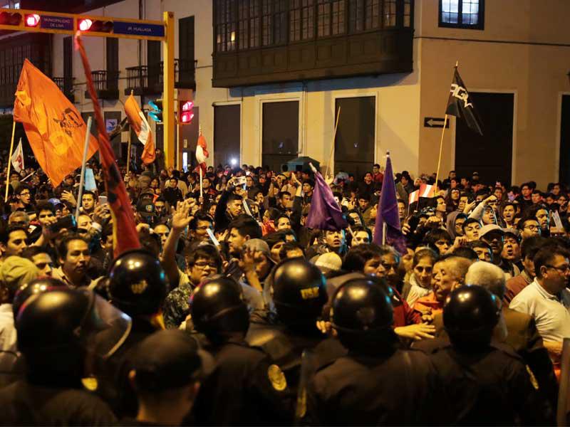 مؤيدو فيزكارا يتظاهرون دعماً له في ليما أمس الأول (رويترز)