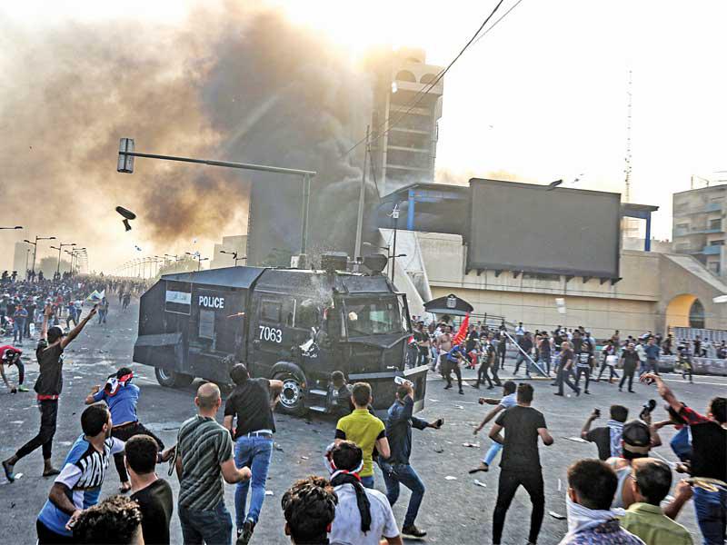 قوات الأمن العراقية تفض بالقوة تظاهرة «ضد الفساد» في ساحة التحرير وسط بغداد أمس t(أ ف ب)