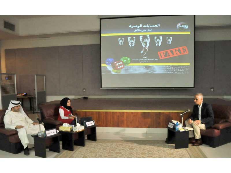 المتحدثون في ندوة الخريجين