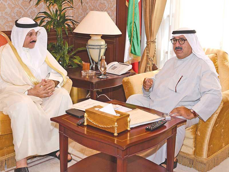 ناصر الصباح مستقبلاً السفير حيات