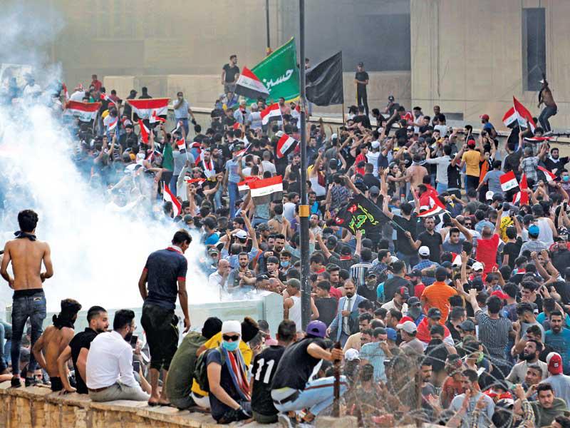 جانب من المواجهات في ساحة التحرير ببغداد أمس (رويترز)