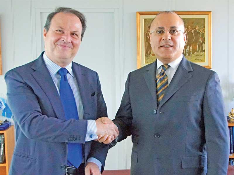 الغنيم يسلم التبرع الى مسؤول «شؤون اللاجئين»