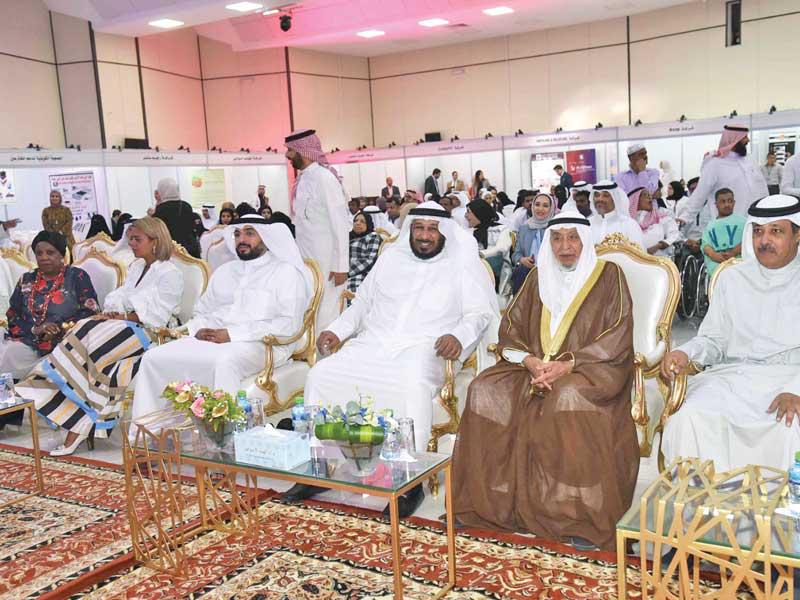 الخراز وقياديو «الشؤون» خلال الحفل