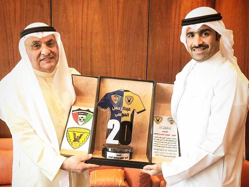 الموسى يقدم درعاً تذكارية للصقرn