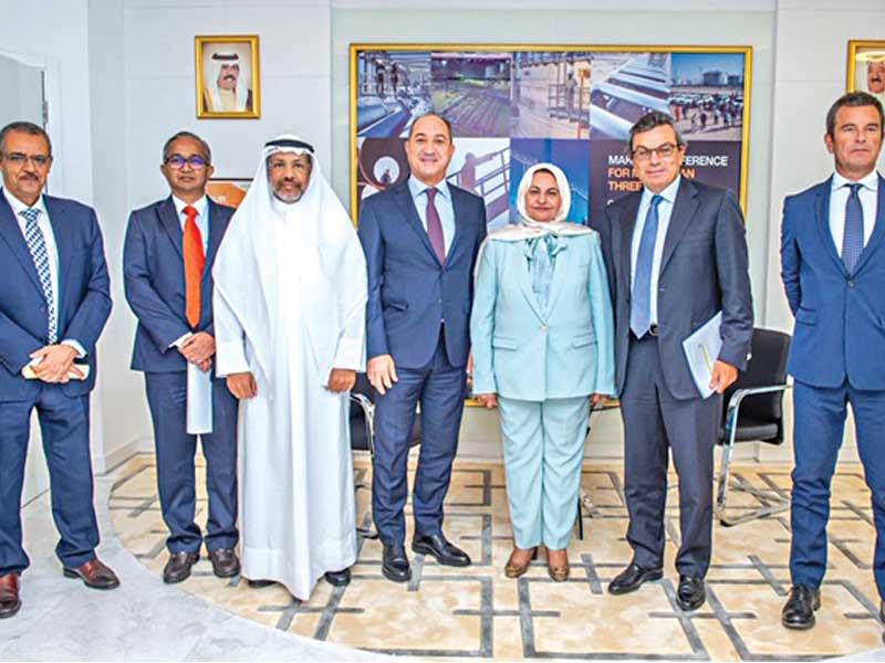 المطيري يتوسط فريق عمل بتروفاك الكويت